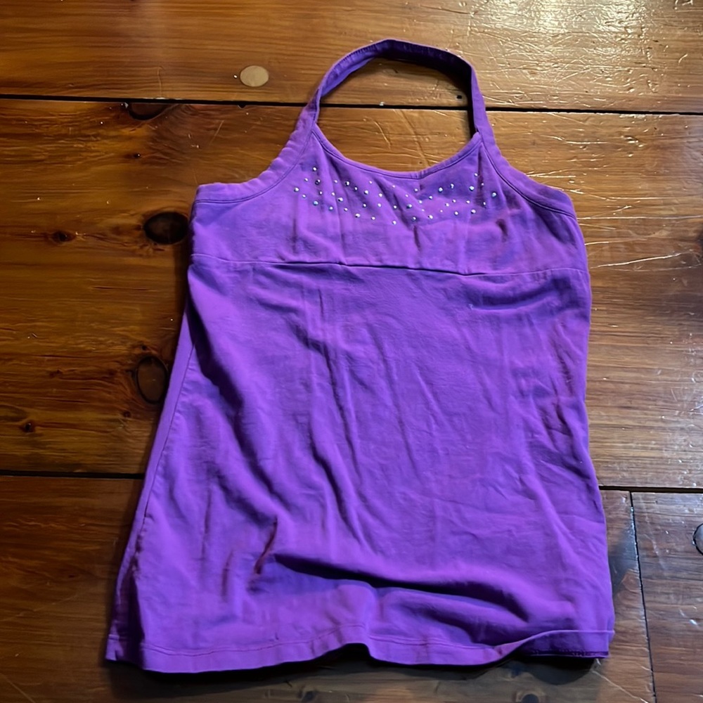purple sleeveless shirt